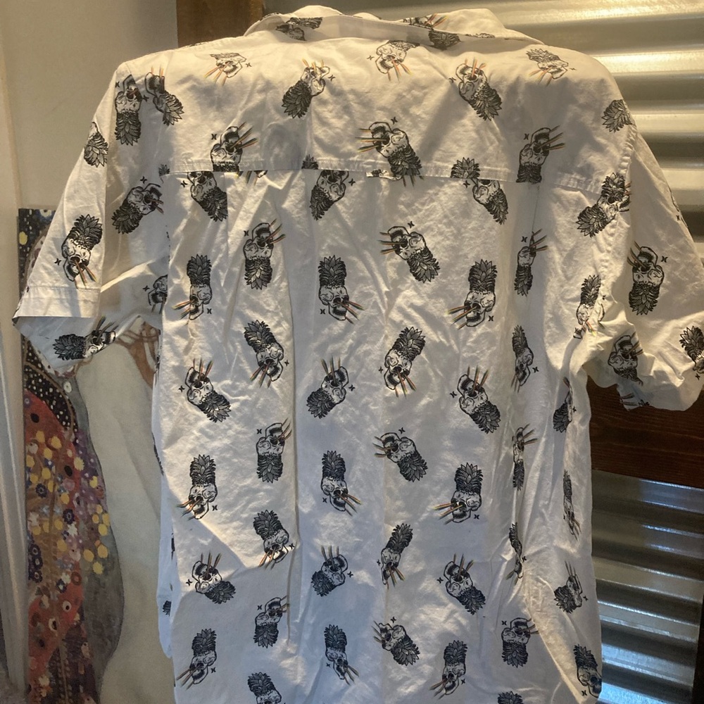 Hurley White and Black Casual Button Down Shirt with Fun Pattern skull pattern